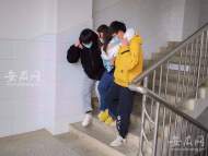 安慶師大一女生研考前不慎摔倒骨折  學弟背著上考場