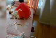 老人照顧孩子時跌下床 聽到孩子哭趕緊爬起來