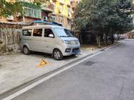合肥一小區(qū)地鎖“遍地開花”占車位  業(yè)主苦惱：堵路又堵心