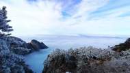 天堂寨迎降雪 引游客打卡