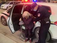合肥86歲老奶奶迷路 民警幫其找到家人