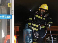 六安一沿街飯館忽起濃煙   消防員沖進火場拎出3個煤氣罐