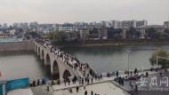 呼朋喚友！黃山上萬人相約屯溪鎮海橋“踏橋”