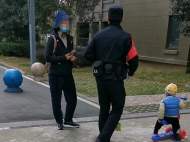 合肥一小區天降“煙灰缸”險砸中幼童  家長報警追查肇事者