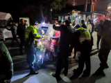 交警助拆进社区 合肥一小区电动车拆遮阳篷清零