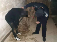 桐城青年落水瞬間 衣領被民警緊緊抓住