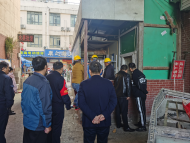 營業(yè)廳霸占消防通道 合肥城管將其拆回原形