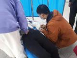 合肥地铁站一女乘客昏倒  他拿出针灸包救人