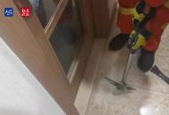 合肥寶寶手卡玻璃門  連同爸爸被困廚房