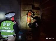 巢湖民警寒夜蹲守路面三宿查獲471箱煙花爆竹