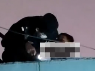 淮南一兒童從四樓墜落到二樓平臺 民警迅速救援