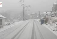 金寨霍山普降大雪 交警沿山路提醒安全出行