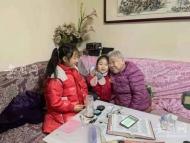 合肥志愿者為團(tuán)安新村老英雄拍照后續(xù)：孩子們用壓歲錢沖洗照片并送上門