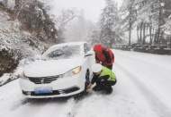 岳西鷂落坪景區路段全部道路積雪結冰
