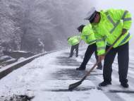 大別山區普降大雪 六安兩地交警全員上路力保春運安全