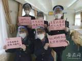 K1072次列車乘務人員用小小卡片寄托自己對家人的祝福和思念