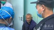 老大爺拾廢品手被劃傷深可見骨 合肥民警暖心相助護送就醫