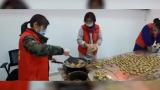 合肥一社区炸圆子 引来孩子排队解馋