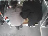 阜陽：公交行駛中一位老人突然暈倒 司機及時處理并撥打120