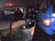 凌晨兩車相撞致一人被困 合肥消防快速營救