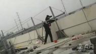 合肥：女子坐在天臺欲跳樓輕生 輔警一把將她拽回