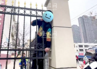 合肥一熊孩子鉆柵欄頭被卡  獲解救后要求“不要拍我的臉”