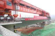 池黃鐵路黃山段首榀箱梁“出架”  池黃高鐵建設(shè)進(jìn)入新階段