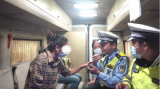 合肥：女子夜里酒驾被查  与交警讨价还价