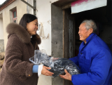 庐江县泥河镇：寒冬送去羽绒服 贫困群体过暖冬