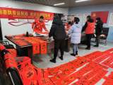 翰墨飘香送祝福，火红春联送到家