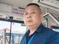 安徽一公交司機(jī)行車(chē)中突發(fā)腦溢血? 生命盡頭停穩(wěn)車(chē)救下全車(chē)人