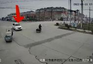 蕪湖一面包車隨意調頭  釀事故負全責