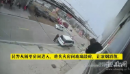 六安一民房著火 民警破門撲救