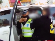 銅陵一女孩在商場長時間玩VR游戲突發失明 家人急忙求助民警送醫