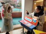 勿将梳妆台玩具当儿童化妆品使用 三岁以下婴幼儿不宜用“彩妆”