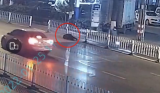 亳州一男子醉卧机动车道  热心市民及时报警救助
