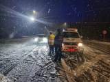 道路积雪交通受阻 郎溪警民合力清理积雪保畅通