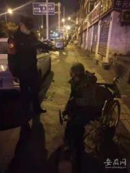 合肥一位老人凌晨迷路   輔警送其回小區(qū)