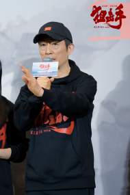 ﻿左手冬奥会右手《狙击手》张艺谋过年很忙 谈电影首进春节档：希望大家看到“家国情怀”