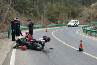 績溪一男子騎車摔傷 巡邏民警及時救助