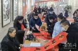 合肥市包河区文化馆邀请书法家为群众写春联
