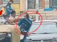 男子在合肥當(dāng)街販賣(mài)私油 被警方抓獲