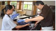 退休“廳官”在黃山市一鄉村學校支教三學期 輔導數學還自費給學生發獎品