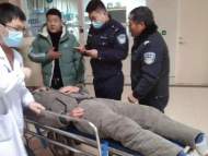 群众呼吸困难 泗县警车秒变“救护车”紧急送医 