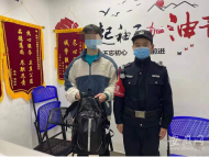 合肥一學生坐地鐵   渾然不知書包丟失