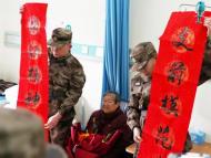 子弟兵走访“支前模范”马毛姐