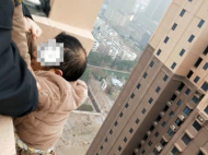 男子欲跳樓 阜陽特警32層樓頂緊急救援
