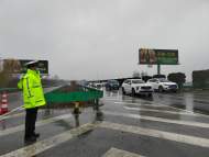 新春走基层｜春运里，沪渝高速咽喉要道交警风雨中坚守