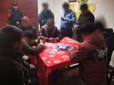 含山：8人挤在狭小房间赌博 被警方抓获