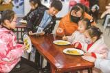穿汉服学习腊八童谣
